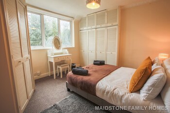 Maidstone Family Homes - Upper Road - Holiday homes with Pet Rooms in Maidstone