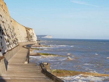 John Wayne Lodge - Cabins & lodges with Pet Friendly Rooms in Peacehaven