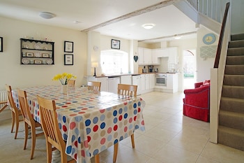 Beachy Barn - Cottages with Pet Friendly Rooms in Eastbourne