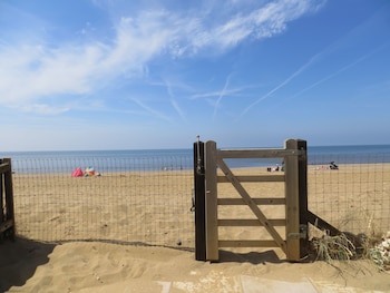 Sunset Beach Retreat...literally On The Beach - Cottages with Pet Rooms in King's Lynn