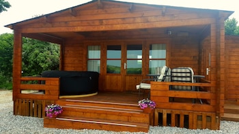 Pine Green Valley Glamping Park - Caravan parks with Pet Rooms in Liskeard