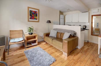 The Shop Cotswold Apartment Sleeps 2 - Apartments with Pet Rooms in Cirencester