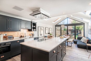 Luxe Modern Townhouse - Holiday homes with Pet Friendly Rooms in Oxford