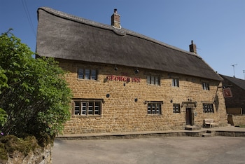 The George Inn - Hotels with Pet Rooms in Banbury