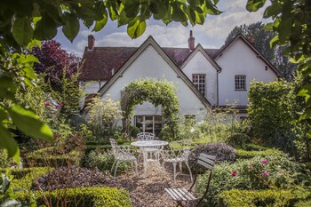 The Thomas Lord - Inns with Pet Rooms in Petersfield