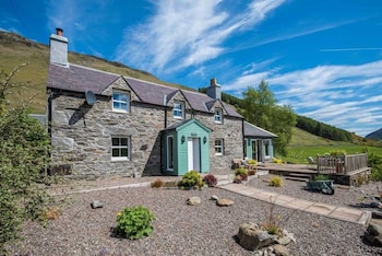 Craigeanie Farmhouse - Cottages with Pet Rooms in Aberfeldy