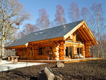 Caledonian Cabin + Hot Tub - Cabins & lodges with Pet Friendly Rooms in Invergarry