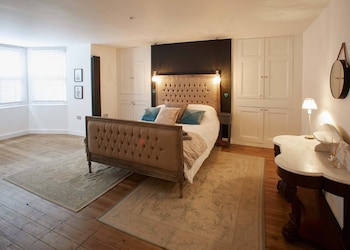 The Courtyard Retreat - Apartments with Pet Rooms in Whitby