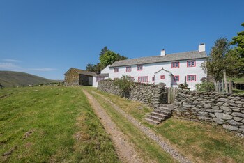 Carhullan Farmhouse - Cottages with Pet Friendly Rooms in Penrith