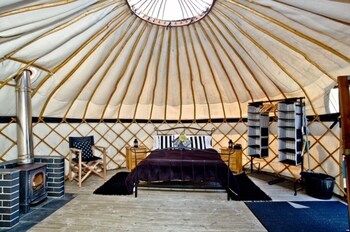 Cornish Yurt With Hot Tub - Cabins & lodges with Pet Friendly Rooms in Liskeard