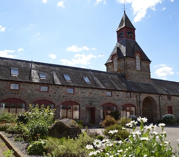 Tomich Holidays Courtyard Cottage - Cottages with Pet Friendly Rooms in Beauly