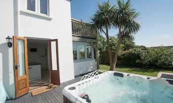 Bag-end House 7 Bedrooms, Sleeps 14, Hot Tub - Holiday homes with Pet Rooms in Braunton