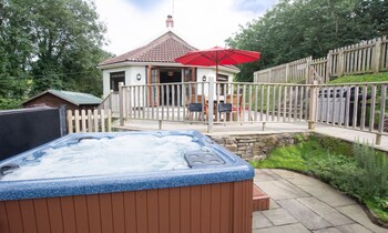 Streamways Nr Croyde 6 Bedroom, Sleeps 12-16, Hot Tub  - Cottages with Pet Rooms in Braunton