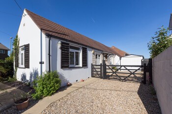 Milford On Sea Detached Bungalow - Cottages with Pet Rooms in Lymington