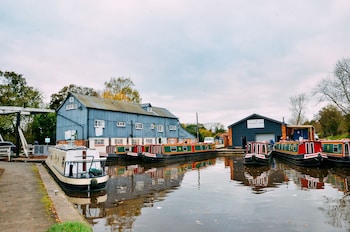 Wrenbury Mill Marina Apartments - Apartments with Pet Rooms in Nantwich