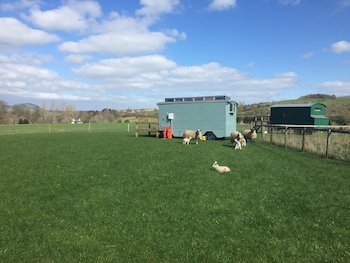 Showman's Hut @ Westcote - Cabins & lodges with Pet Rooms in Hawick