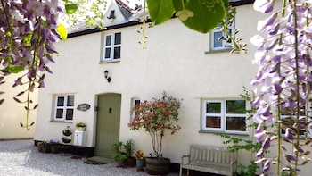 Vale View Cottages - The Coach House - Cottages with Pet Rooms in Prestatyn