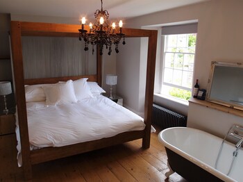 The Whitehouse - Guest houses with Pet Rooms in Kingsbridge