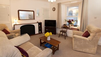 Lexden Cottage 1 - Apartments with Pet Rooms in Tenby