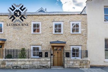 No.4 Ludbourne Hall - Apartments with Pet Friendly Rooms in Sherborne