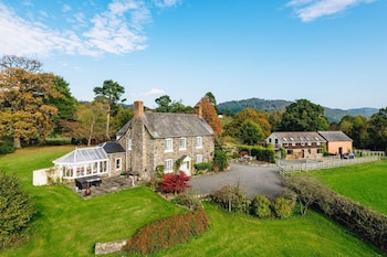 Charming Farmhouse, Natural Swimming Pool - Holiday homes with Pet Rooms in Meifod