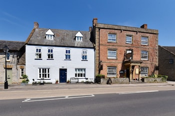 The Ilchester Arms - Inns with Pet Rooms in Yeovil