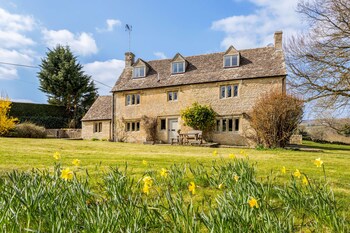 Stunning Cotswold Hills Retreat By Gloucestershire  - Holiday homes with Pet Rooms in Cheltenham