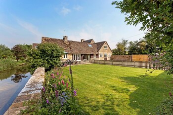 Supreme Riverside Home By Cotswolds Wildlife Park  - Holiday homes with Pet Rooms in Lechlade