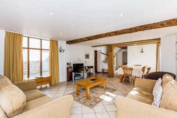 Traditional Family Barn Conversion Near Faringdon  - Holiday homes with Pet Rooms in Faringdon