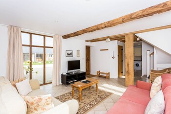 Vintage Family Barn Conversion Near Faringdon  - Holiday homes with Pet Rooms in Faringdon