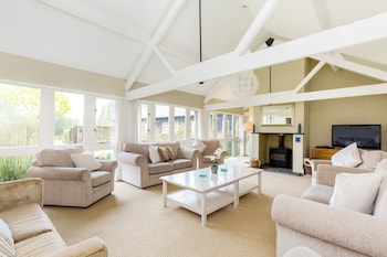 Deluxe Cotswolds Family Home In Oxfordshire  - Holiday homes with Pet Rooms in Bampton