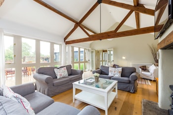 Traditional Cotswold Barn Conversion By The River  - Holiday homes with Pet Rooms in Bampton