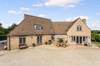 Spacious & Stylish Cotswold Family Home - Holiday homes with Pet Rooms in Cirencester