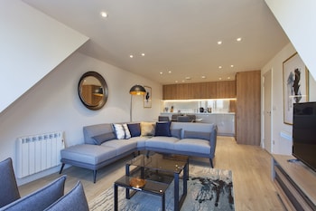 Charles Hope Apartments Heathrow South - Apartments with Pet Rooms in Staines