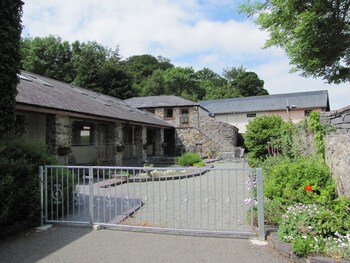 Bryn Llys - Cottages with Pet Rooms in Bangor