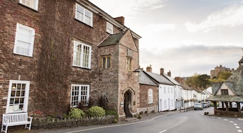 Luttrell Arms Hotel - Hotels with Pet Rooms in Minehead