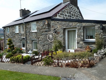 Old Mill Farmhouse - B&Bs with Pet Friendly Rooms in Blaenau Ffestiniog