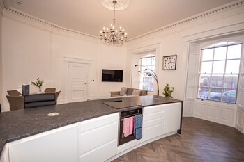 The Kensington Suite By Pureserviced - Apartments with Pet Rooms in Plymouth