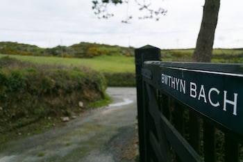 Bwthyn Bach - Cottages with Pet Rooms in Holyhead