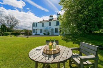 The Plas - Holiday homes with Pet Rooms in Beaumaris