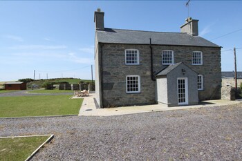 Borthwen Farmhouse - Cottages with Pet Rooms in Holyhead