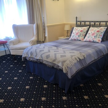 Crown Lodge - Hotels with Pet Rooms in Torquay