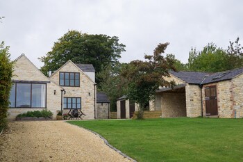 The Retreat - Cottages with Pet Rooms in Stroud