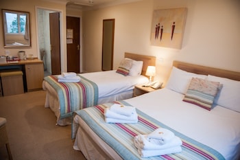 Llanwenarth Hotel & Riverside Restaurant - Hotels with Pet Rooms in Abergavenny