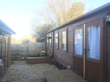 Charming 2-bed Chalet Guesthouse Near Oxford City! - Chalets with Pet Rooms in Oxford