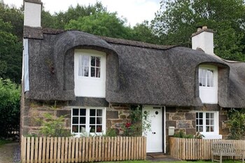 A Fairytale Thatched Highland Cottage - Cottages with Pet Rooms in Aberfeldy