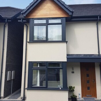 Bright Modern House Beside Snowdonia - Apartments with Pet Rooms in Llanfairfechan