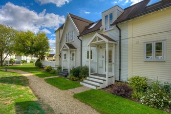 Stunning Lakeside Lodge Within Cotswold Water Park - Holiday homes with Pet Rooms in Cirencester