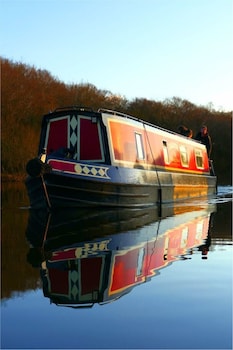 Floating Holidays - Houseboats with Pet Rooms in Stockport