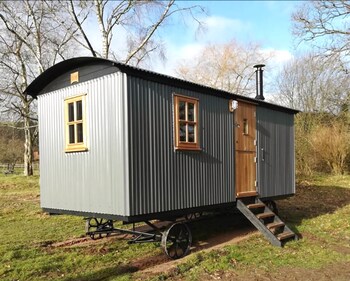 Gaggle Of Geese Pub & Shepherd Huts - Inns with Pet Rooms in Dorchester